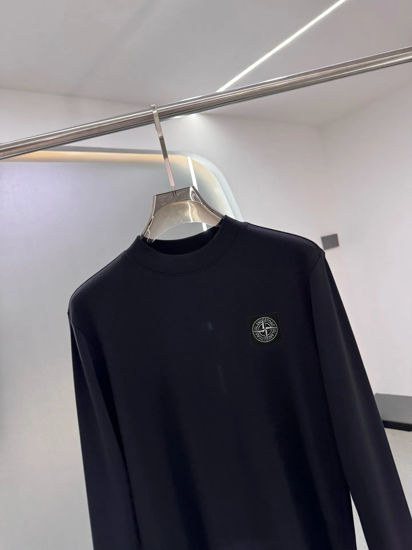 P220 Stone Island 2025 autumn and winter men's latest trade order mid-collar bottoming shirt, in full condition! ! Designed with logo embroidery! Customized 100% pure cotton fabric! Weighing 330g, the upper body is comfortable and breathable, not stiff, and has a rich three-dimensional feel overall. It is a quality export order that meets the simple needs of commuters. The upper body effect is very good, slimming, and not picky about the figure. The fabric workmanship is impeccable. Black White Size: XS-2XL